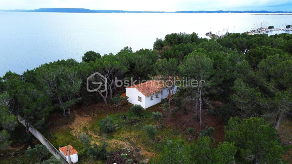 Magnifique maison sur une grande parcelle avec une dépendance et un garage , au bord de la plage de l’étang de Berre , sur Saint-Chamas – 4 pièces – 3 chambres – 127 m²