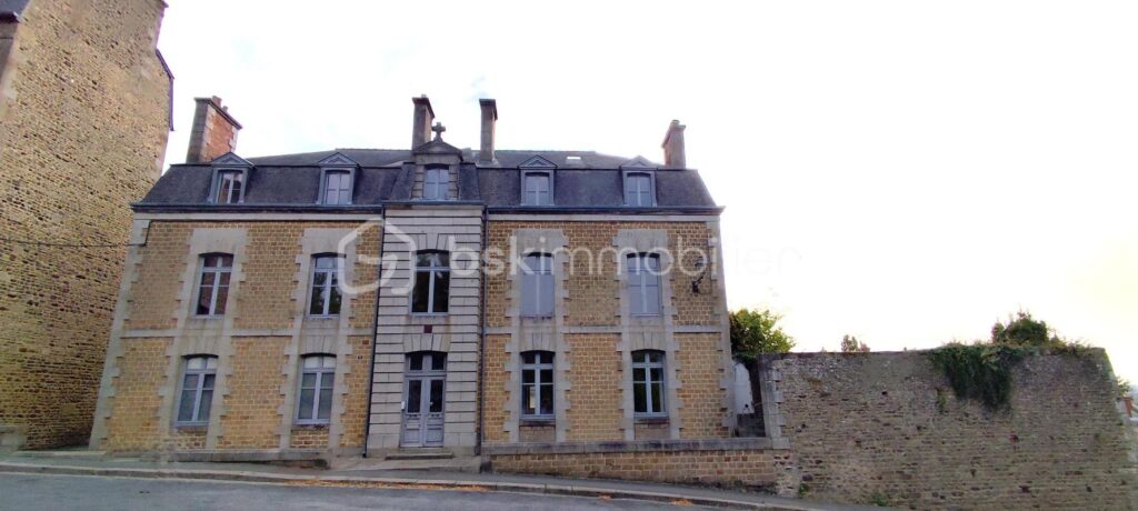 Immeuble de 495 m2 Centre ville de Fougères – NR pièces – NR chambres – 495 m²