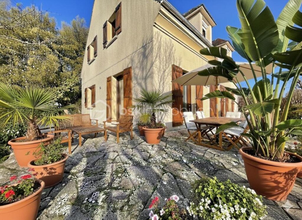 Marly-le-Roi – Spacieuse maison familiale avec vue dégagée sur Paris – 7 pièces – 4 chambres – 152 m²