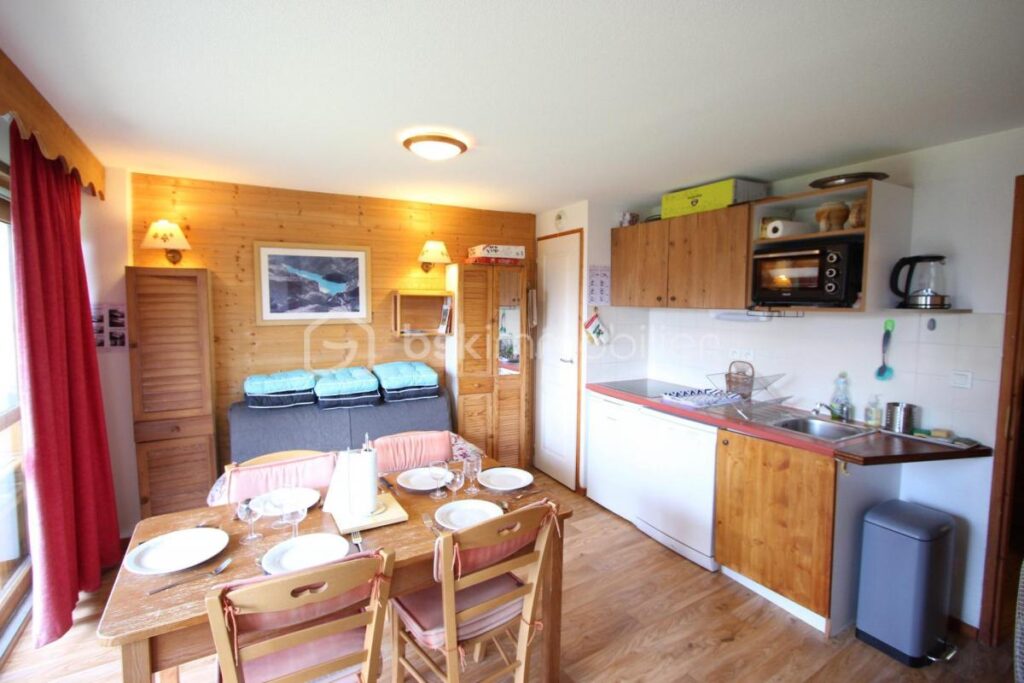 APPARTEMENT T2 SITUÉ NIVEAU 2 COMPRENANT ENTRÉE AVEC COIN MONTAGNE, SÉJOUR AVEC KITCHENETTE, UNE CHAMBRE, SALLE DE BAINS, WC, BALCON ET UN CASIER À SKIS – 2 pièces – 1 chambre – 37 m²