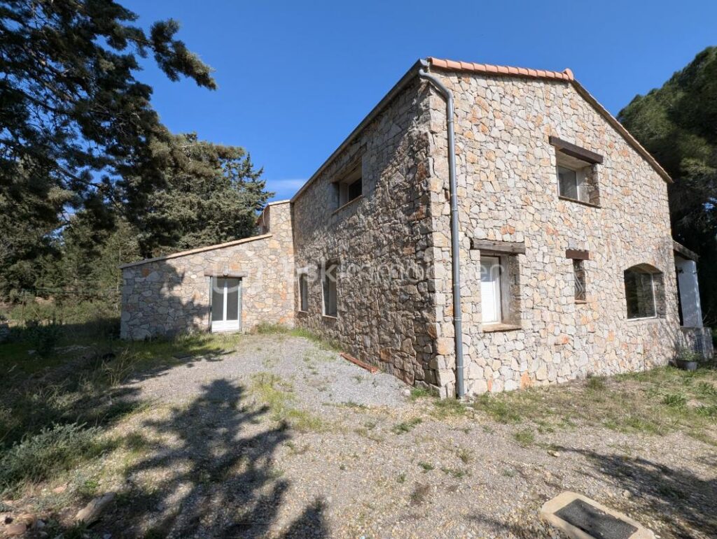 MAS de CARACTERE en Pierre – Havre de Paix avec Piscine et Oliveraie – 7 pièces – 5 chambres – 195 m²
