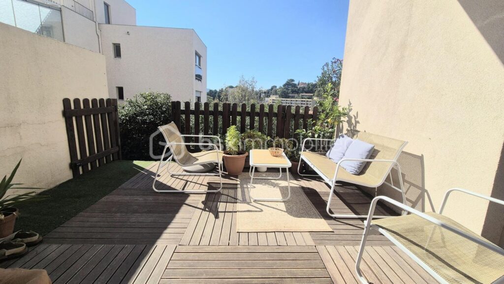 HYERES LA RITORTE – RDJ DE 61M² – PARKING PRIVATIF – TERRASSE – JARDINET – RÉSIDENCE DE STANDING – 3 pièces – 2 chambres – 61 m²