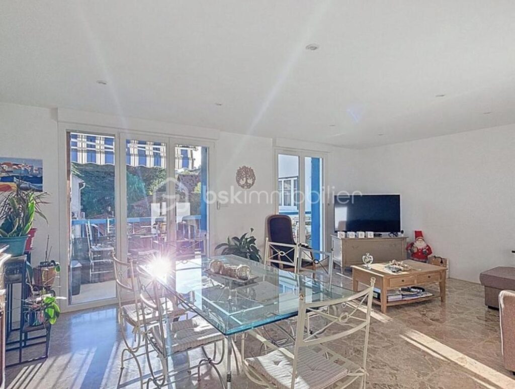 Appartement rénové tout confort 3 pièces avec terrasse et garage – 3 pièces – 2 chambres – 85 m²