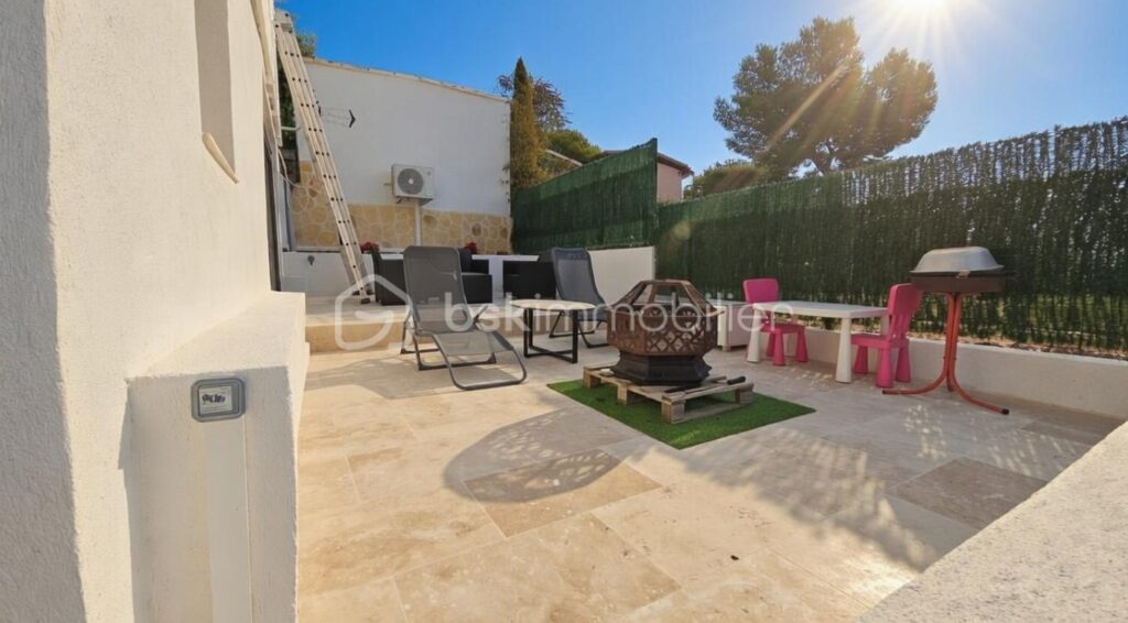Castellet – Maison divisée en deux logements dans résidence sécurisée avec piscine – 5 pièces – 3 chambres – 92 m²