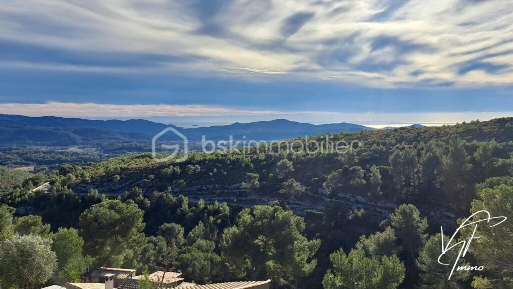 Castellet – Maison divisée en deux logements dans résidence sécurisée avec piscine – 5 pièces – 3 chambres – 92 m²
