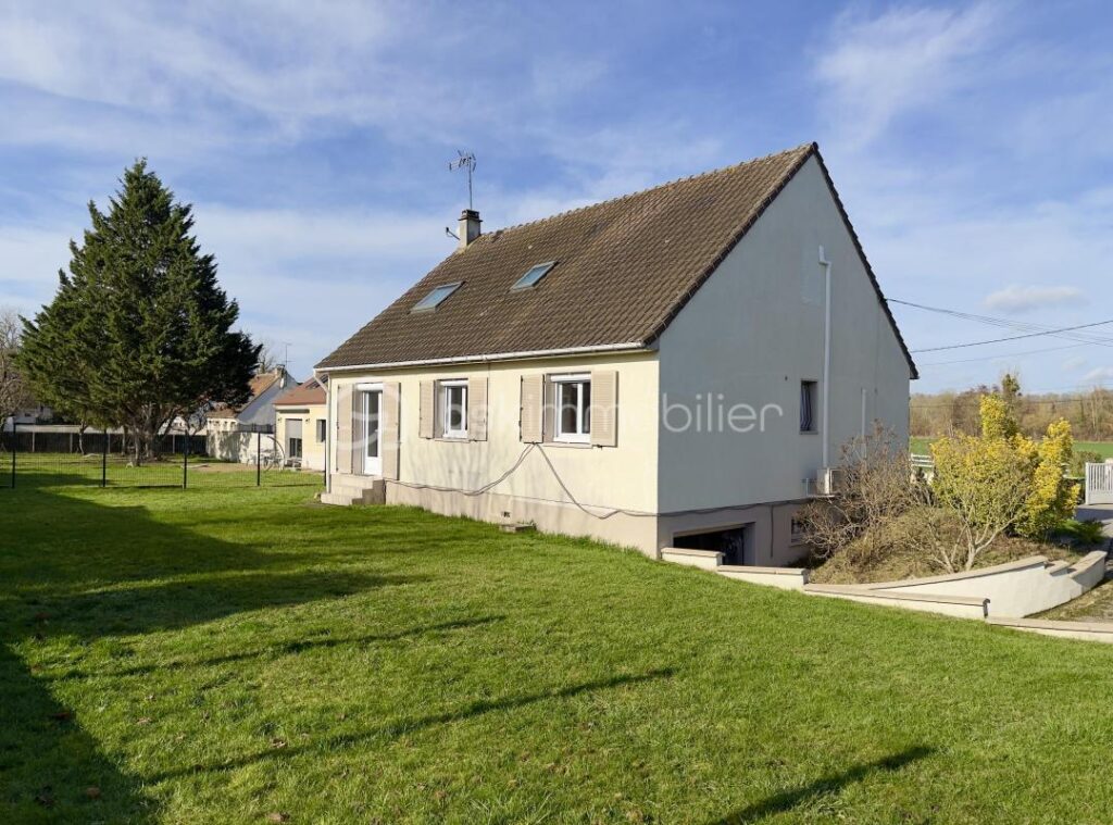 Maison moderne – 145 m² – 5 chambres – Sous-sol total – Terrain 1034 m² – 6 pièces – 5 chambres – 145 m²