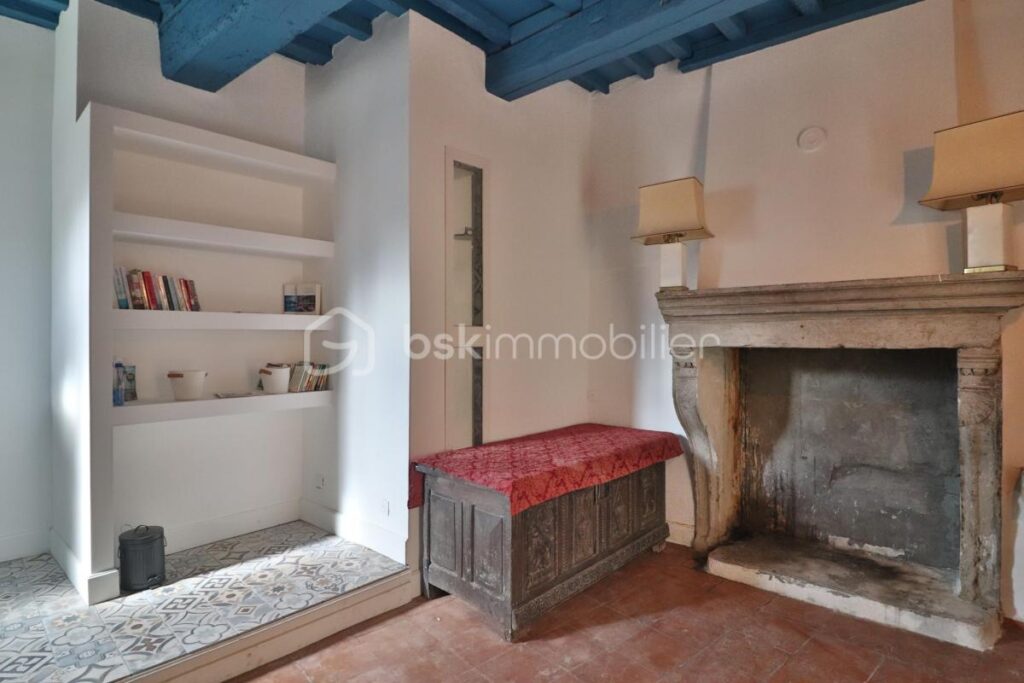 2 immeubles à rénover de 800m² avec cours, terrasse et balcon – NR pièces – NR chambres – 200 m²