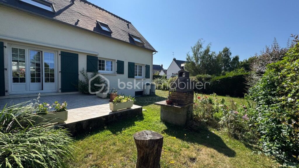 CHARMANTE MAISON TRADITIONNELLE – 8 PIÈCES – 5 CHAMBRES + 1 BUREAU – SOUS-SOL COMPLET – JARDIN CLOS ET ARBORÉ – 8 pièces – 6 chambres – 136 m²