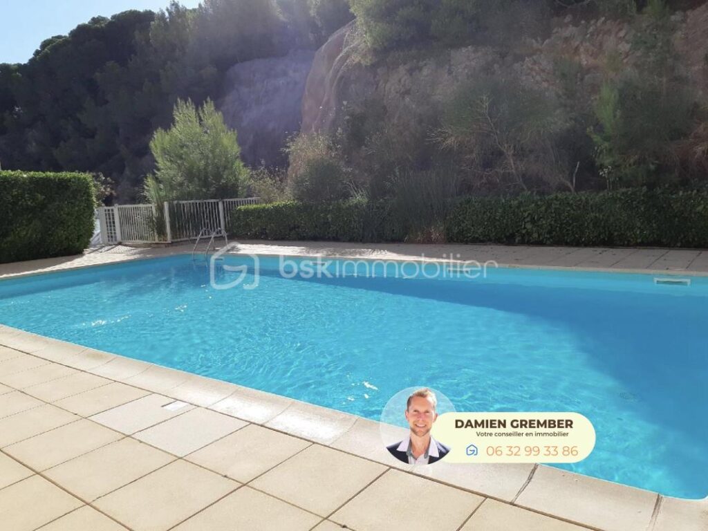 💦 Charmant T3 rénové de 48 m² avec terrasse, vue pinède & piscine, GARAGE 😍 – 3 pièces – 2 chambres – 47 m²