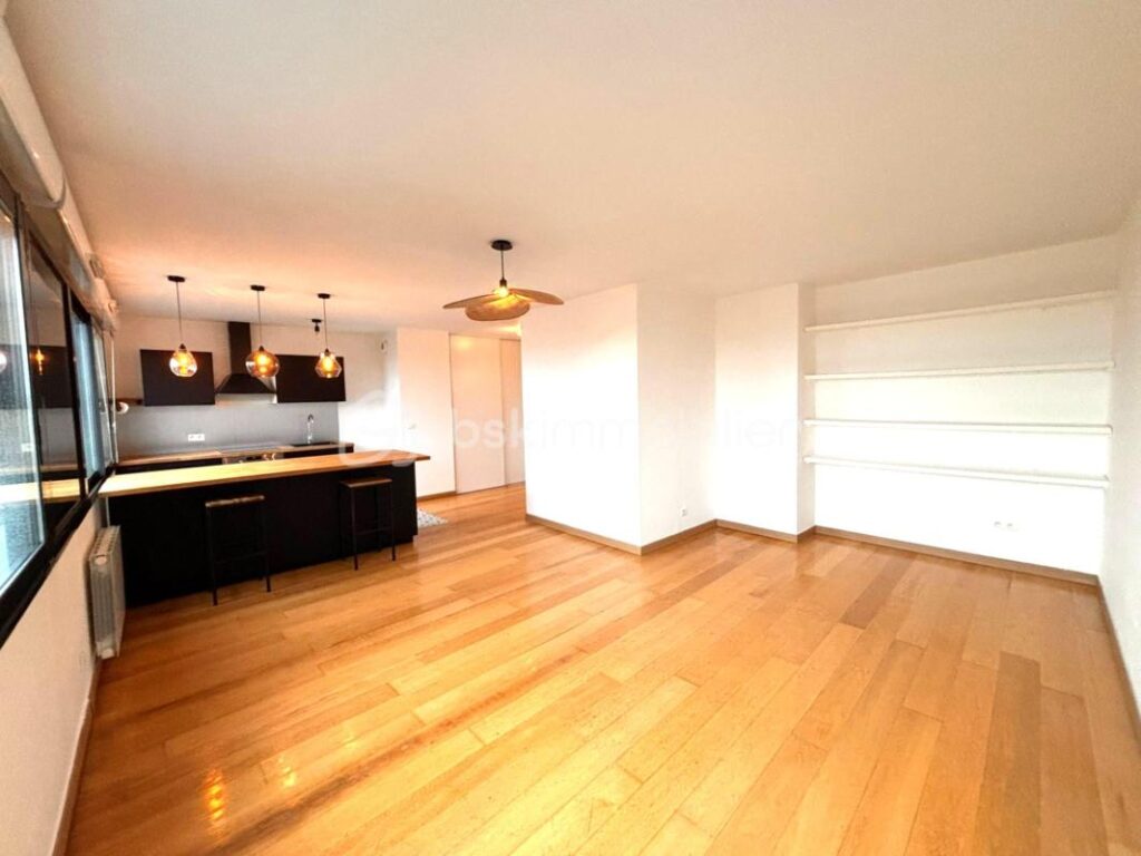 Croix de Chavaux 4 Pièces 2 chambres en Duplex lumineux en parfait état, au dernier étage avec ascenseur dans une petit copropriété récente – 4 pièces – 2 chambres – 68 m²