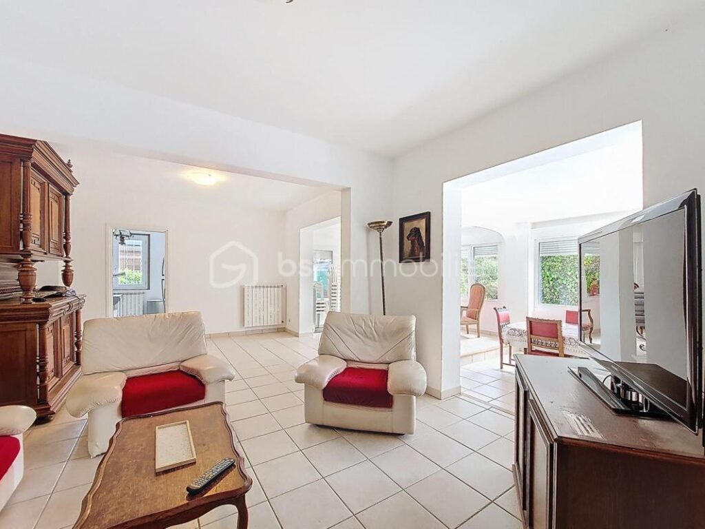 VILLA DE CARACTERE AVEC PISCINE – 7 pièces – 4 chambres – 158 m²