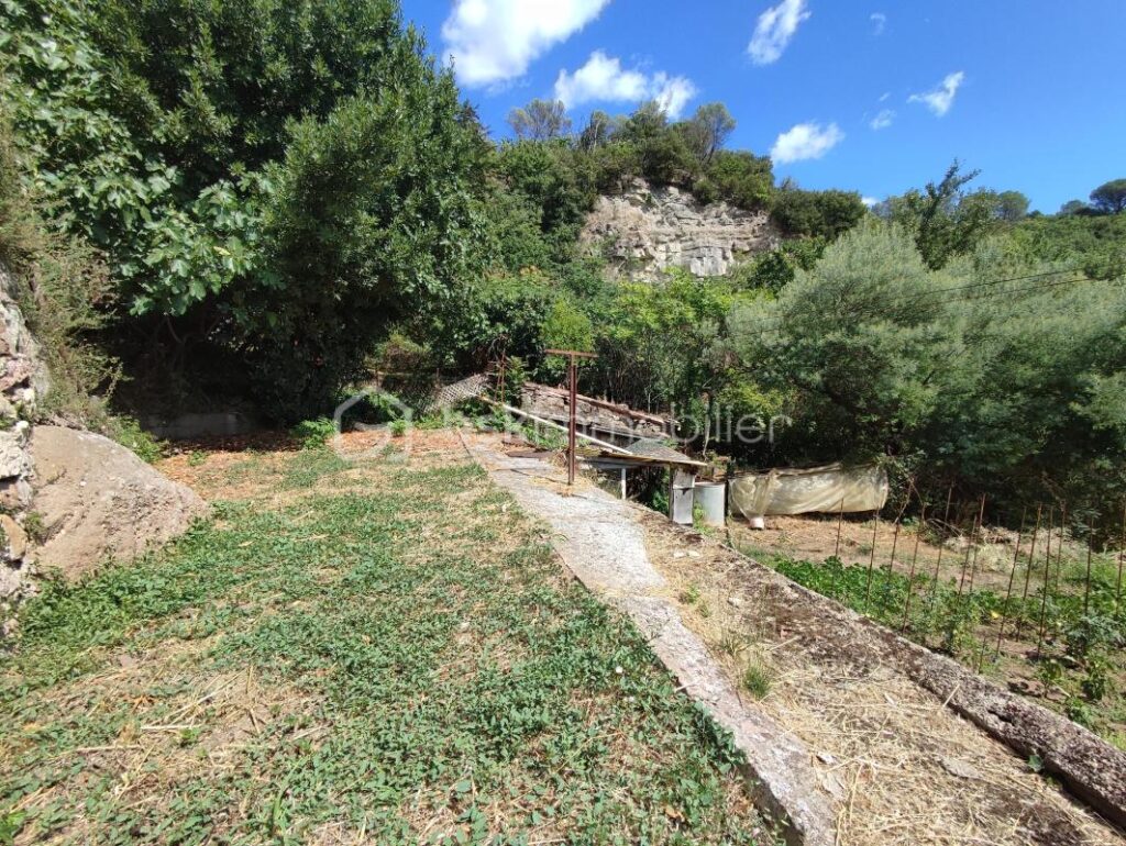 Parcelle constructible avec hangar et vue imprenable – 1 pièce – NR chambres – 180 m²