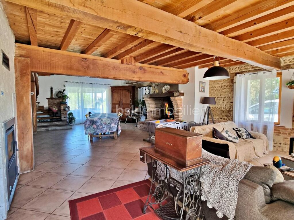 Corps de ferme rénové de 215 m² avec dépendances, grand terrain et piscine naturelle – 5 pièces – 3 chambres – 215 m²