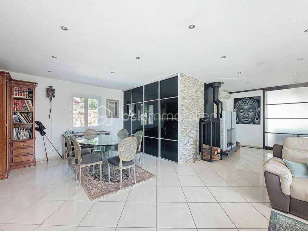 Villa de prestige avec piscine et appartement indépendant – 8 pièces – 5 chambres – 230 m²