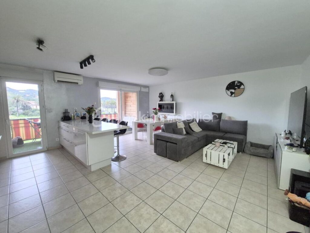 HYERES OUEST: T3 traversant 68 m² – Terrasse 12 m² – Climatisation – Parking sous-sol – Aucun travaux – 3 pièces – 2 chambres – 67 m²