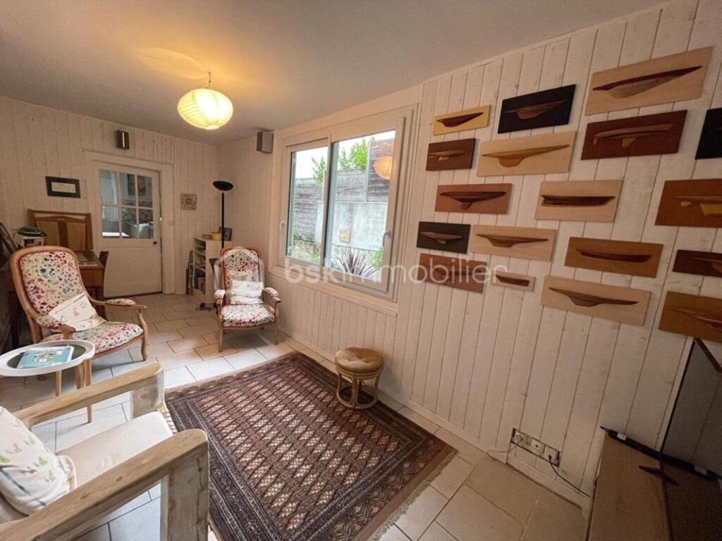 Superbe maison de ville à saintes en pierre de taille proche de la gare et de toutes les commodités – 6 pièces – 3 chambres – 179 m²