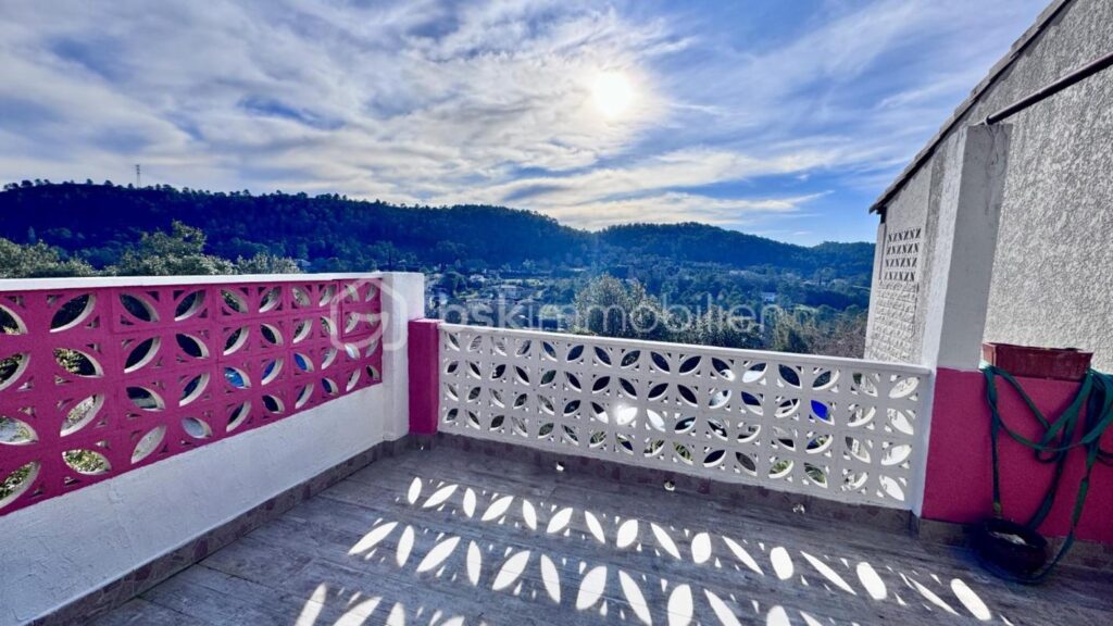 ACHAT Maison avec vue dégagée, 3 chambres + dépendance et grand terrain – Le Val – 6 pièces – 3 chambres – 97 m²