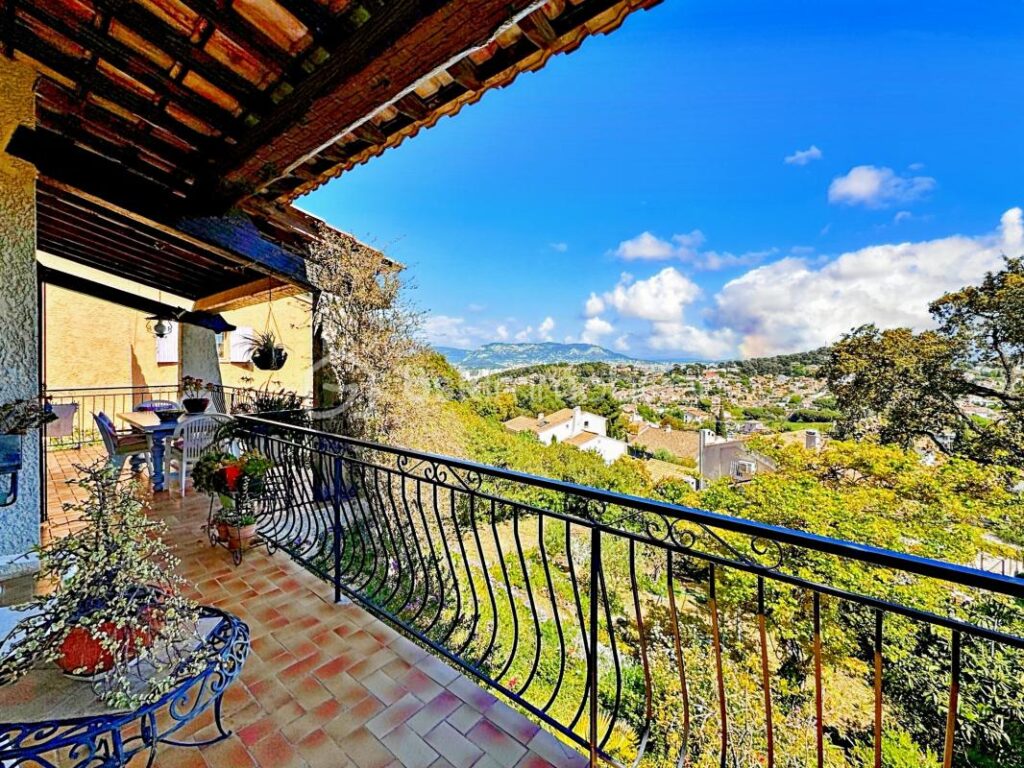 DPT VAR (83) – SIX-FOURS-LES-PLAGES – VILLA DE 130 m² SUR TERRAIN DE 683 m² – 6 pièces – 4 chambres – 130 m²