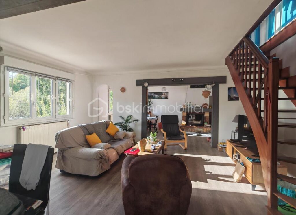 CREIL – Maison individuelle 6 pièces – 102 m² habitables / 160 m² au sol – Grand jardin devant et derrière – Exposition plein sud – 6 pièces – 2 chambres – 101 m²