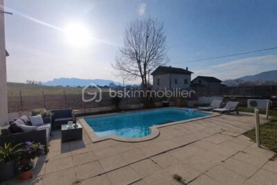 Appartement avec jardin et piscine privée – 3 pièces – 2 chambres – 85 m²