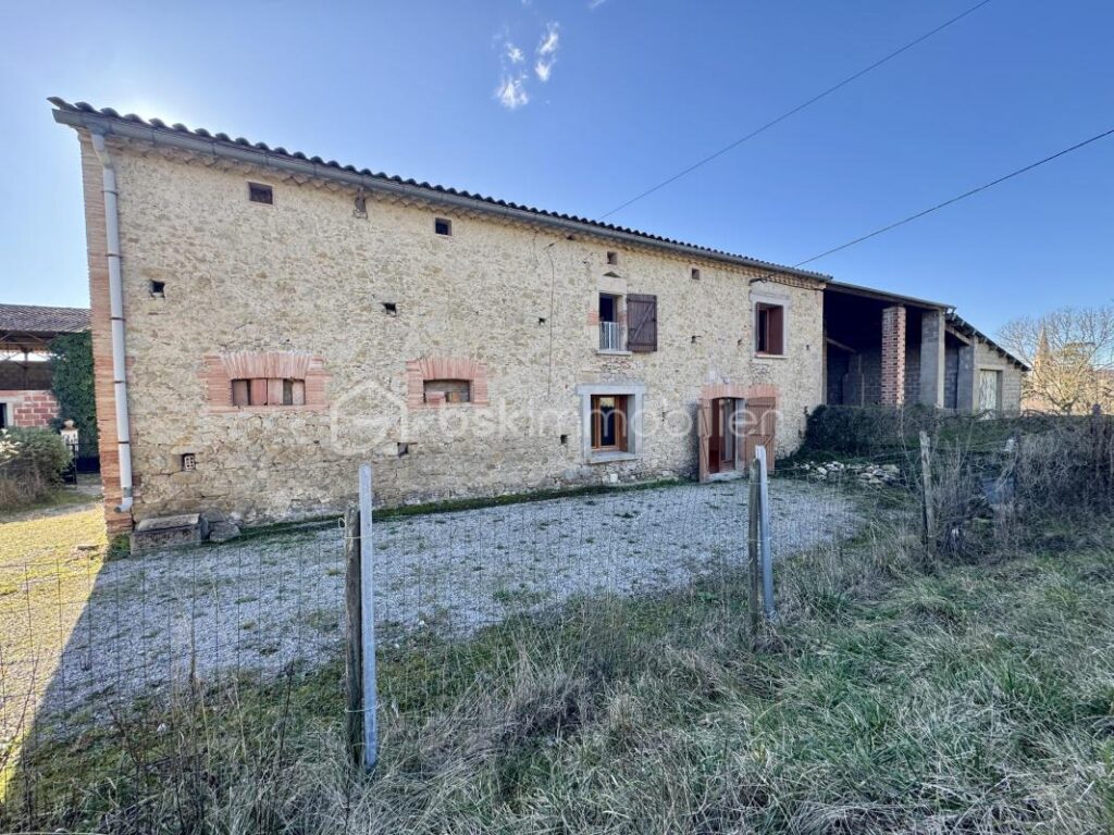 Ancienne ferme de 139m2 habitables – nombreuses dépendances – 4588m2 de terrain – 5 pièces – 3 chambres – 136 m²