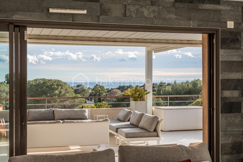 Magnifique T4 type Villa sur le toit / Vue mer / Terrasse + solarium 150 m² – 4 pièces – 3 chambres – 143 m²