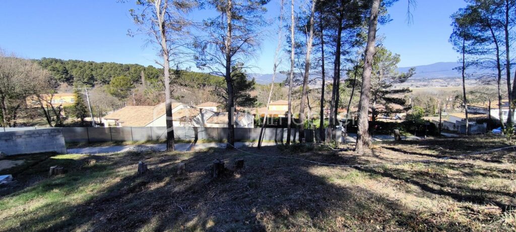 Achat terrain constructible de 350 m2 , avec une belle vue sur le Luberon , hors lotissement – NR pièces – NR chambres – 350 m²