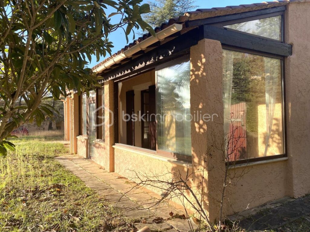 Maison traditionnelle de plain-pied de 133 m² – 6 pièces – 4 chambres + Grand Garage + Patio, sur un terrain de 4 000 m² – 6 pièces – 4 chambres – 133 m²