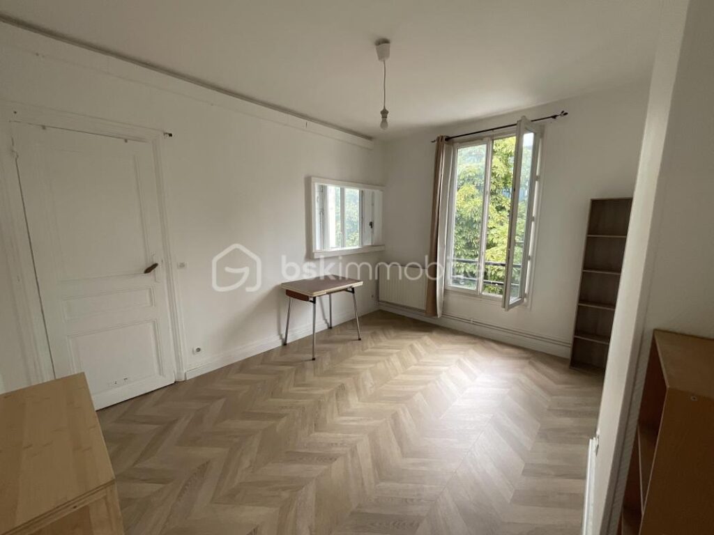 Appartement 2 pièces avec cave en sous-sol, proche métro 7 quatre chemins et RER E Pantin – 2 pièces – 1 chambre – 35 m²