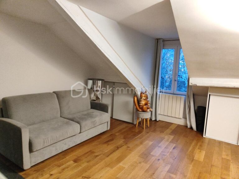 Paris 14ème Secteur Raspail/Denfert Rochereau, Dans un immeuble de standing, studio en parfait état au dernier étage avec ascenseur – 1 pièce – NR chambres – 23 m²