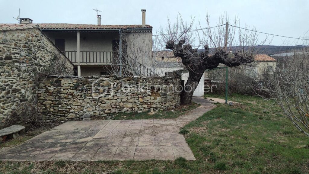 Premier niveau d’un ancien corps de ferme imprégné du charme de la Provence, avec piscine et vue exceptionnelle MONTLAUX 04230 – 4 pièces – 3 chambres – 110 m²