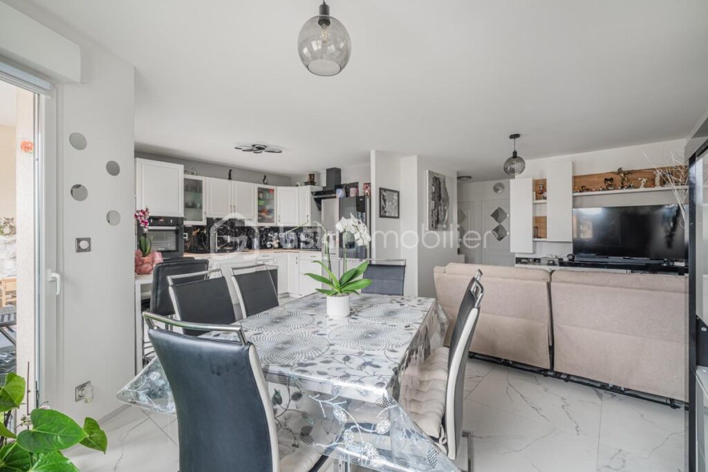 Centre-ville – T4 rénové avec balcon et vue dégagée – 4 pièces – 3 chambres – 83 m²