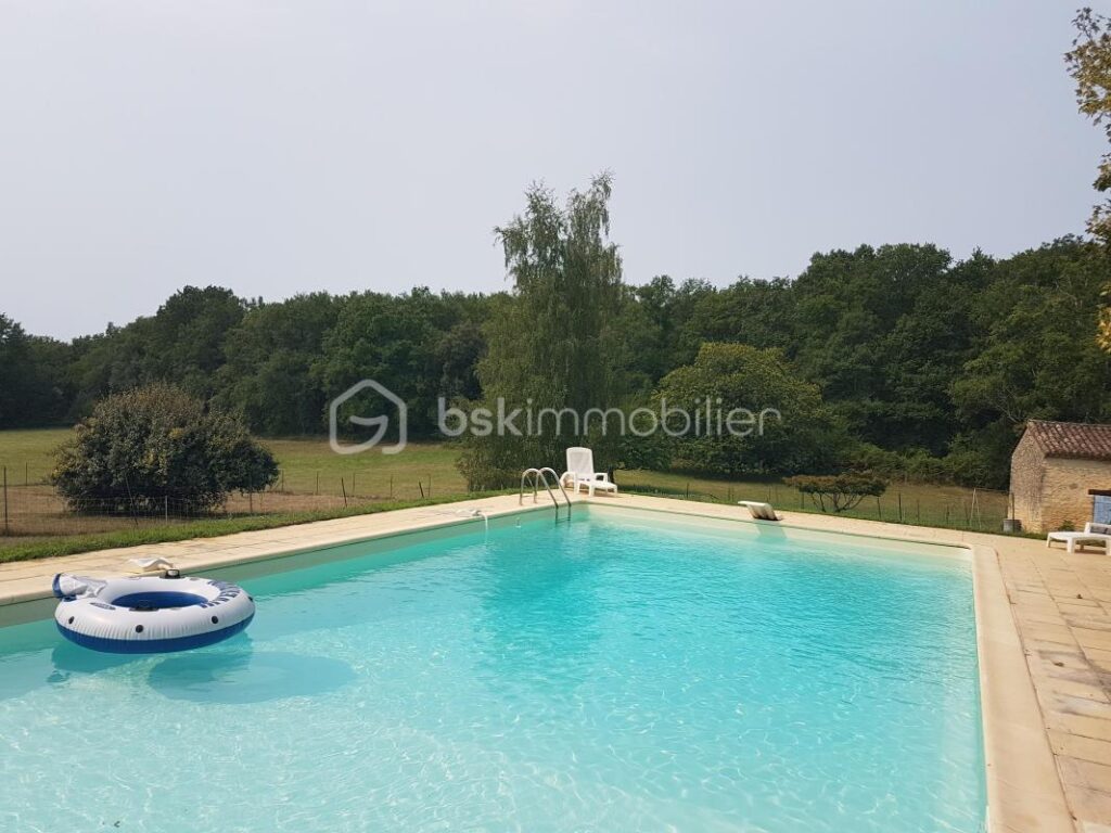 Grande propriété en pierre sur 86000m² de terrain – 7 pièces – 5 chambres – 226 m²