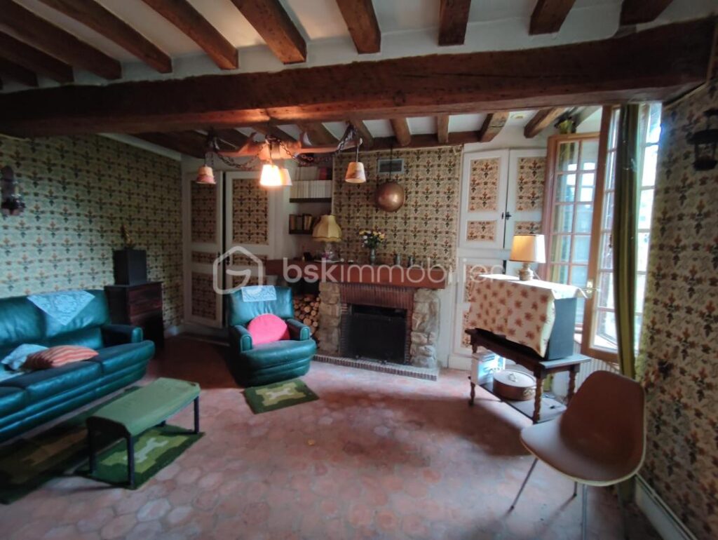 Une propriété comprenant deux habitations, une longère de 100 m² et un logement de 42 m² avec une grange et dépendances, cave sur 3406 m² de parcelle – 5 pièces – 3 chambres – 129 m²