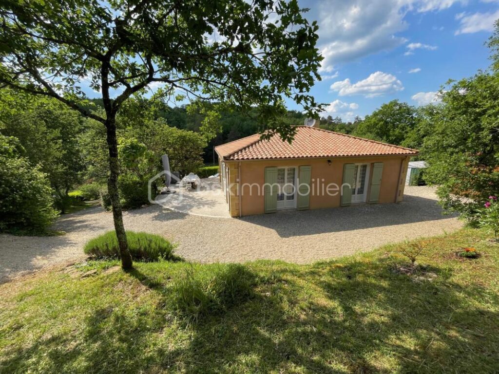 Maison rénovée avec soins sur 3532 m² de terrain non clos – 4 pièces – 3 chambres – 116 m²