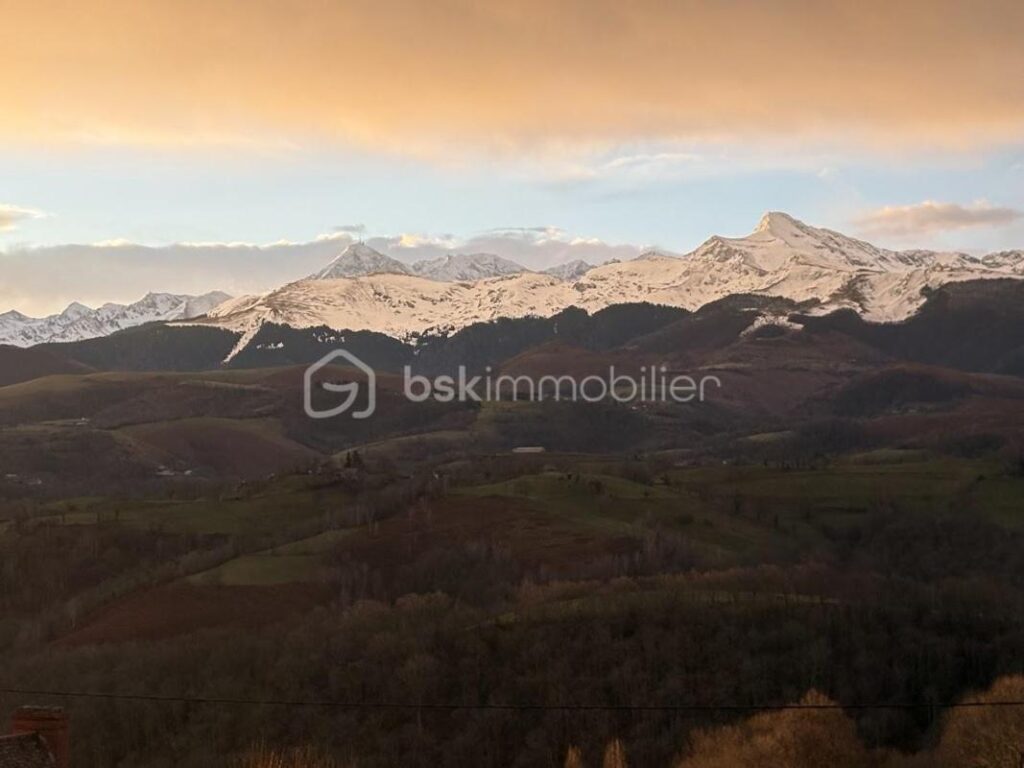 Terrain Constructible à Julos avec vue sur les Pyrénées – NR pièces – NR chambres – 2650 m²