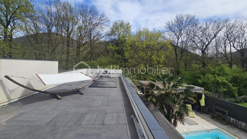 Ancien corps de ferme de 127 m2 entièrement rénové avec piscine – 4 pièces – 3 chambres – 122 m²