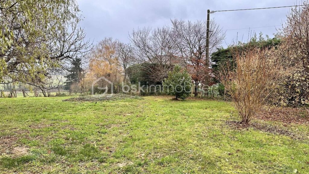 JOLI TERRAIN A BATIR – NR pièces – NR chambres – 803 m²