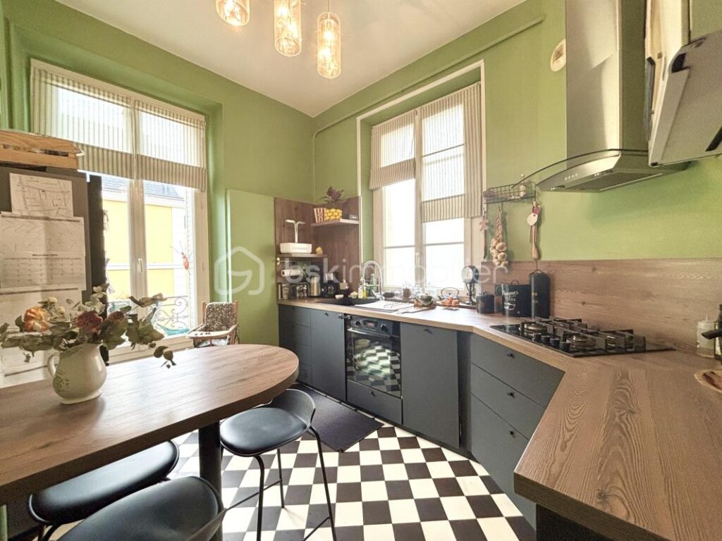 Superbe appartement style haussmannien rénové – 120 m² – 3 chambres et mezzanine – Balcon – Vue dégagée – 4 pièces – 3 chambres – 119 m²