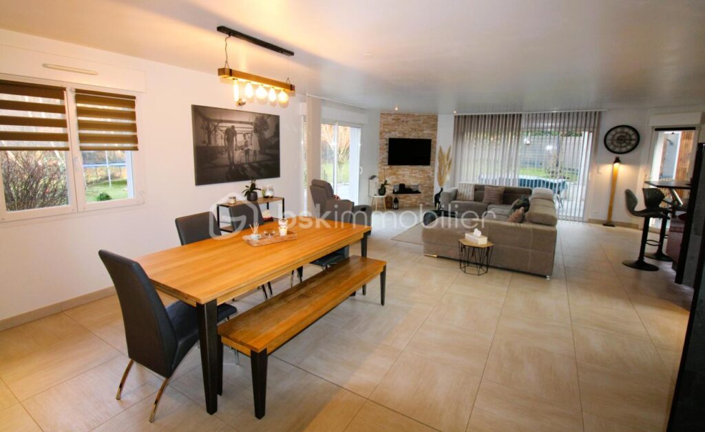 Maison individuelle de 180 M2 sur terrain de 1025 M2 à RECHESY – 5 pièces – 3 chambres – 180 m²