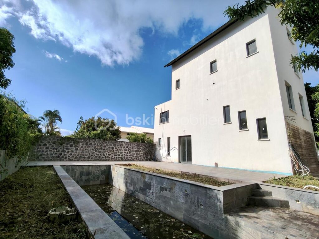 Villa Neuve de 200m² avec piscine – Saint-Paul – 5 pièces – 2 chambres – 200 m²