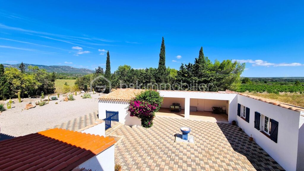 ***Propriété atypique- 299m²- T8- Terrasse- Cour- Garage- Extérieur- Calme- Vue***- Isolé- La Palme*** – 9 pièces – 6 chambres – 299 m²