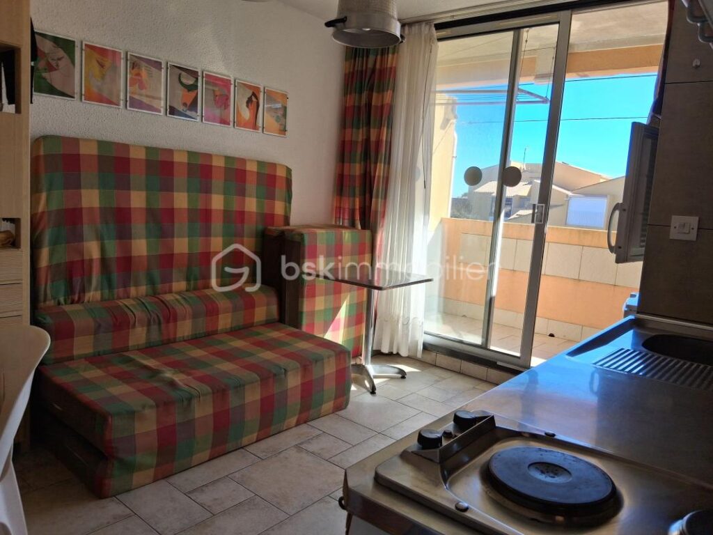 NARBONNE-PLAGE – APPARTEMENT T2 au 2ème étage avec PLACE DE PARKING – BON ETAT à 100m de la plage – Vendu meublé – 2 pièces – 1 chambre – 21 m²