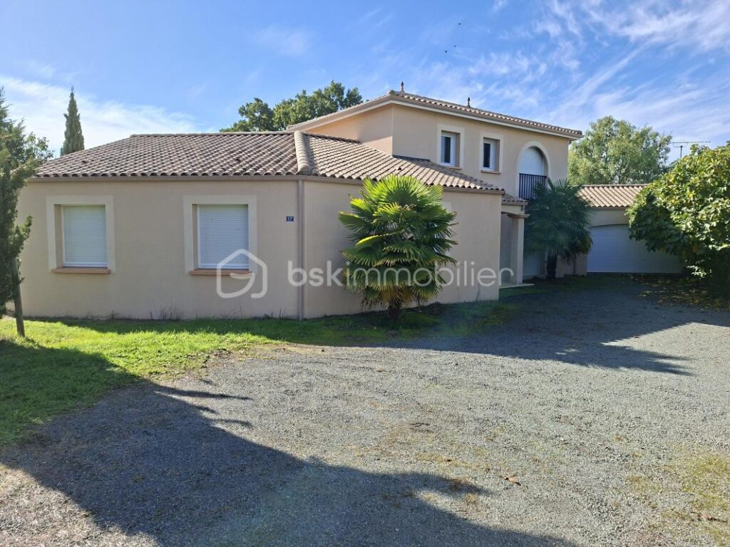 Belle demeure de 150 m2 avec 3000m2 de terrain arboré – 5 pièces – 3 chambres – 147 m²