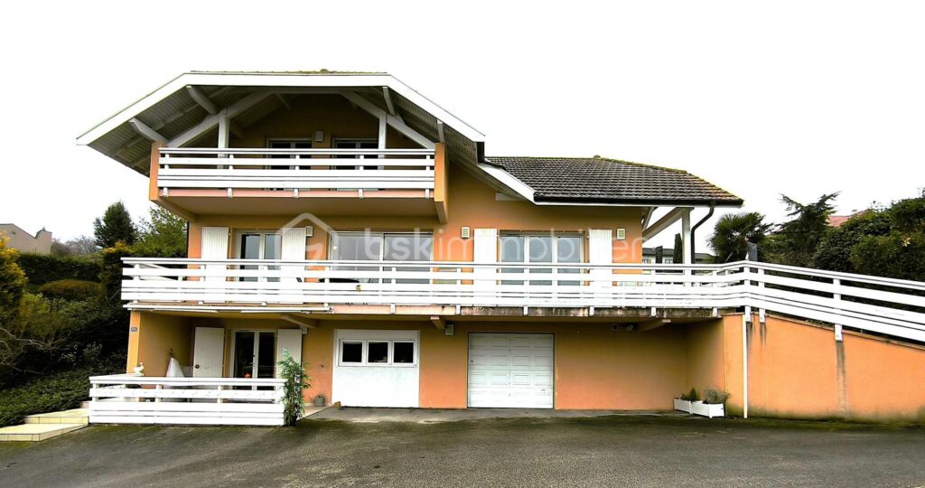 Maison à deux pas de la frontière Suisse – 6 pièces – 3 chambres – 179 m²