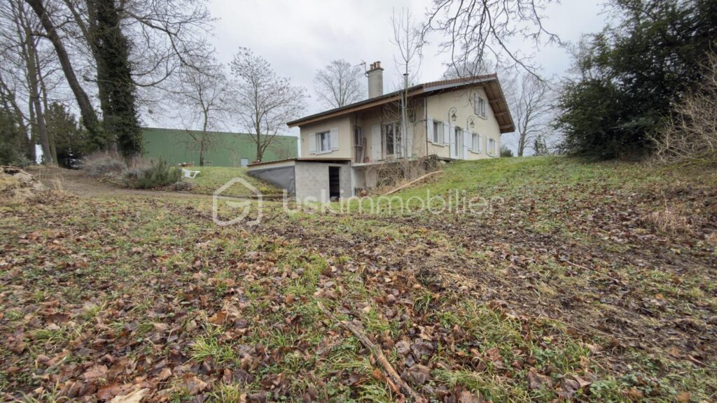 Magnifique maison de 136 m2 sur 4000 m2 de terrain – 6 pièces – 3 chambres – 136 m²
