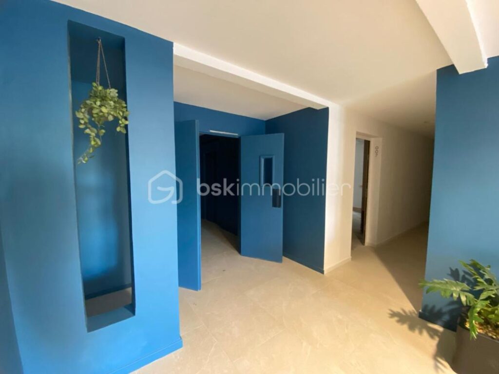 Appartement 2 pièces à restaurer entièrement de 62 m² avec balcons – Résidence avec ascenseur et parkings avec portail électrique sécurisé – Idéal résidence principale, résidence secondaire ou investisssement locatif – 2 pièces – NR chambres – 61 m²