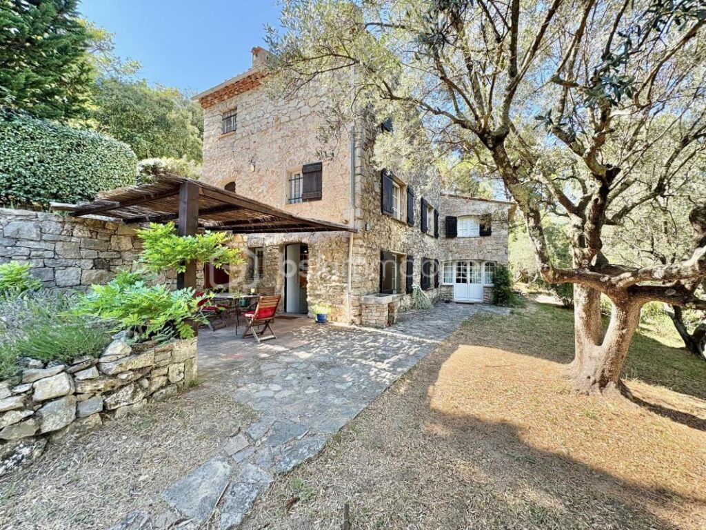 VENTE MAS AUTHENTIQUE AVEC VUE SEILLANS – 5 pièces – 4 chambres – 145 m²