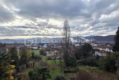 Charmante maison mitoyenne avec jardin à 2 minutes du centre-ville – 6 pièces – 4 chambres – 101 m²