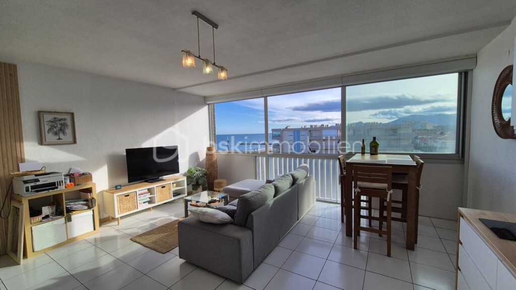 A VENDRE APPARTEMENT T2 CABINE RENOVE DE 50M² A SAINT CYPRIEN – COTE PLAGE – FRONT DE MER – VUE SUR LA MEDITERRANNEE ET LES ALBERES – PARKING PRIVE – ASCENSEUR – EMPLACEMENT PREMIUM – 3 pièces – 2 chambres – 50 m²